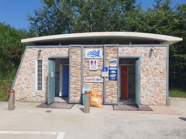 공중화장실 (사진제공 = 신안군)