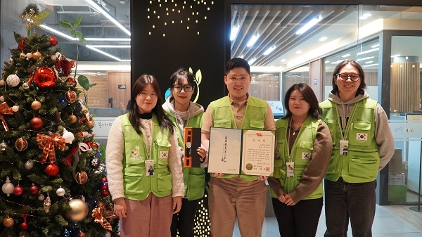 이재원이사장(가운데)과 희망조약돌 직원들이 감사장을 들고 기념사진을 찍고 있다