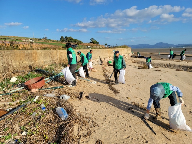 새마을협의회 해양 정화활동 (사진제공 = 무안군)