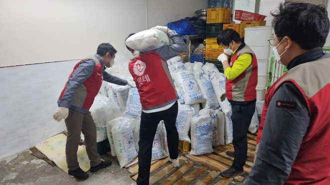 서울지역 롯데건설 샤롯데봉사단이 시설 개선 봉사활동을 진행했다. / 사진=롯데건설 제공