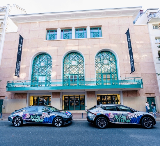 현대차그룹 부산엑스포 아트카가 173차 BIE 총회가 열리는 프랑스 파리 ‘팔레 데 콩그레 디시’ 주변을 순회하며 부산을 알리고 있다. 사진 오른쪽은 기아 EV6 아트카, 왼쪽은 현대차 아이오닉 6 아트카