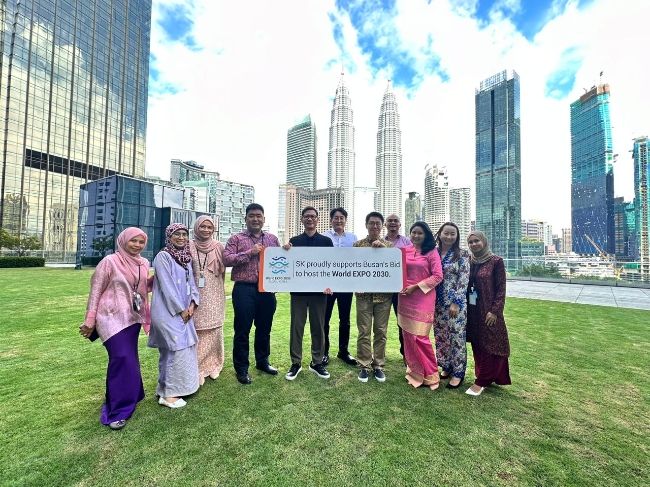 SK어스온 말레이시아 쿠알라룸푸르 지사 구성원들이 2030 부산엑스포 유치를 응원하고 있다.