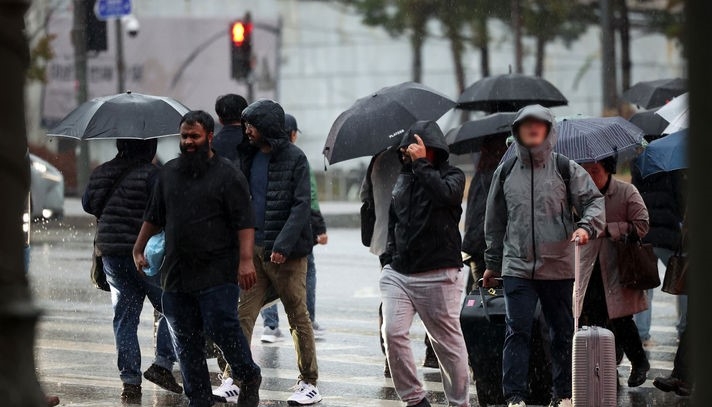 27일 월요일은 전국 대부분 지역에서 강풍을 동반한 비 또는 눈이 내려 교통안전에 유의해야겠다.