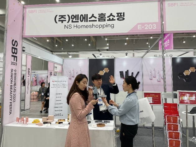 NS홈쇼핑이 ‘수원 뷰티페스타’ 홍보 부스 참여해 관람객과 해외 인플루언서들의 호응을 얻었다.