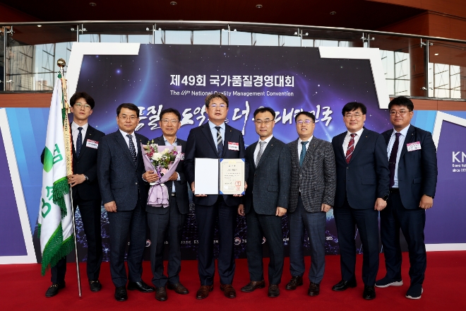 지난 22일 서울 코엑스 오디토리움에서 열린 제49회 국가품질경영대회 시상식에서 DB손해보험 정종표 대표(왼쪽 4번째) 및 임직원들이 기념촬영을 하고 있다. / 사진=DB손해보험 제공