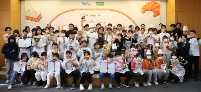 지난 25일 서울 동작구 SPC미래창조원에서 열린 ‘내 꿈은 파티시에’ 대회 시상식에서 참가자들과 행사 관계자들이 기념촬영을 하고 있다. / 사진=SPC그룹 제공