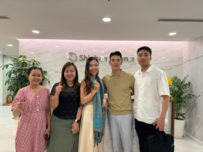 사진=신한 파이낸스 베트남 법인 직원들과 호치민 본사에서