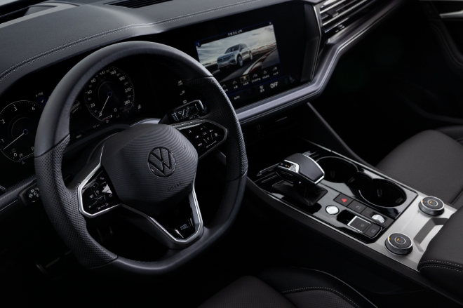 폭스바겐코리아는 플래그십 SUV 투아렉에 블랙 카리스마를 더한 50대 한정판 모델 ‘투아렉 R-Line 블랙 에디션’을 선보인다고 27일 밝혔다. 사진은 ‘투아렉 R-Line 블랙 에디션’의 내부 모습. (사진 = 폭스바겐코리아 제공)