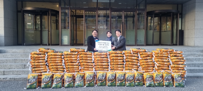 행사에 참석한 박수기 IT부행장(오른쪽)과 서을구 IT노조위원장(박수기 부행장 옆)이 쌀 나눔 행사 후 기념사진을 촬영하고 있다. / 사진=NH농협은행 제공