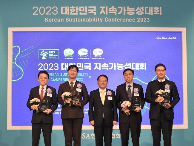 한국표준협회 주관 2023 대한민국 지속가능성대회에서 제약 부문 1위를 수상한 한미약품의 오세권 ESG그룹장(맨 왼쪽)이 타 부문 수상 기업 관계자들과 함께 기념촬영을 하고 있다.