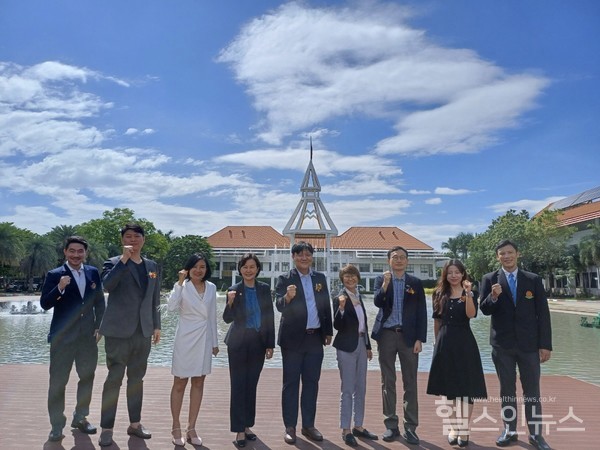 15일케이메디허브대표진들이타마삿대학교주요연구시설을방문하고있다.