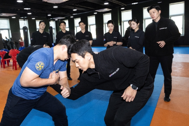 대한항공은 객실안전교관을 대상으로 대통령경호처 경호안전교육원 위탁 교육을 실시했다고 27일 밝혔다. 사진은 지난 24일 서울 강서구 대통령경호처 경호안전교육원에서 진행된 ‘항공보안훈련 과정’에 참석한 대한항공 객실안전교관들의 모습. (사진 = 대한항공 제공)