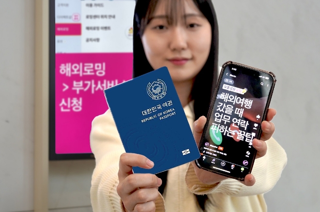 LG유플러스는 통신 서비스 관련 궁금증을 30초 만에 해결해주는 숏폼 ‘유플 생활 꿀팁’이 MZ세대를 중심으로 인기를 끌고 있다고 28일 밝혔다. 사진은 LG유플러스 직원이 ‘유플 생활 꿀팁’ 중 ‘해외여행 갔을 때 업무 연락 피하는 꿀팁’ 콘텐츠를 소개하는 모습. (사진 = LG유플러스 제공)