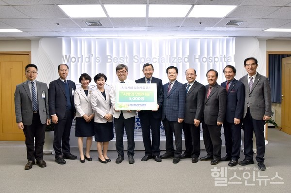 정용연화순전남대병원장(왼쪽에서다섯번째)이정채영광주시기독교교단협의회대표회장(오른쪽에서여섯번째)등이‘사랑의연탄나눔’행사를마치고기념촬영을하고있다.
