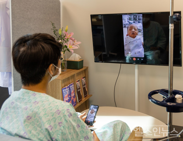수술을무사히마친후그사이태어난아들과영상통화하는정일수씨