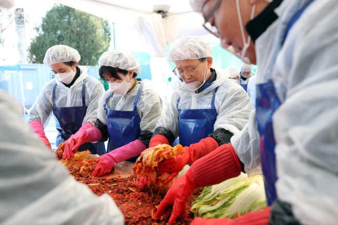 김한영 국가철도공단 이사장(왼쪽 세 번째)이 28일 김장나눔 봉사를 하고 있다. / 사진=국가철도공단 제공