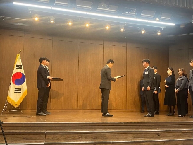 오세진 코빗 대표(오른쪽)가 김주현 금융위원장(왼쪽)으로부터 금융위원장 표창을 받고 있다. / 사진=코빗 제공