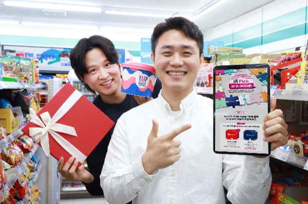 LG유플러스는 연말을 맞아 구독 플랫폼 ‘유독’에서 다양한 이벤트를 실시한다고 29일 밝혔다. 사진은 LG유플러스 임직원이 ‘유독’ 이벤트를 소개하는 모습. / 사진=LG유플러스 제공