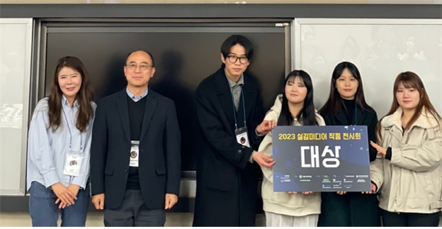 GGC 전시발표 참가자중에 가장 우수한 작품을 전시한 참가자에게 주는 대상을 수여하고 있다.