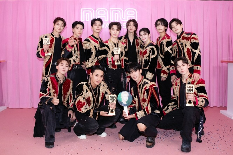 세븐틴, ‘2023 MAMA 어워즈’ 대상 포함 5관왕…“캐럿들 덕분에 재계약, 캐럿들에게 영광 돌리고 파”