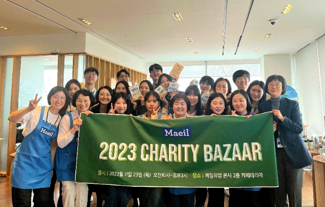 지난 23일 매일유업 본사에서 진행한 자선바자회를 마치고 김선희 부회장(오른쪽)과 임직원들이 기념촬영을 하고 있다. / 사진=매일유업 제공