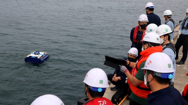 지난해 9월 쉐코가 해양환경공단, SK이노베이션과 함께 쉐코 아크-M을 가동해 해양 오염물질 제거 성능을 확인하고 있다. / 사진=SK이노베이션 제공