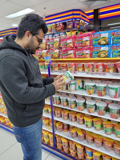 호주의 한 이지마트 매장에서 소비자가 비비고 제품을 구매하고 있디. / 사진=CJ제일제당 제공