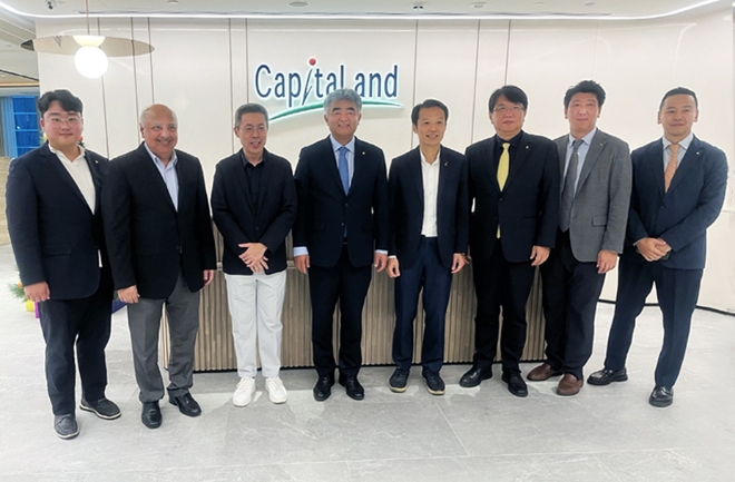 정원주 대우건설 회장(가운데)이 캐피탈랜드사를 방문해 기념 촬영을 하고 있다. / 사진=대우건설 제공
