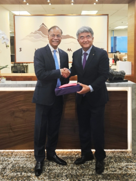 정원주 대우건설 회장이 해외 부동산개발산업 확장에 총력을 기울이는 모습이다. 사진은 정 회장이 지난 27일 방글라데시 써밋 그룹 회장을 싱가프로에서 면담하고 기념촬영을 하고 있는 모습. (사진 = 대우건설 제공)