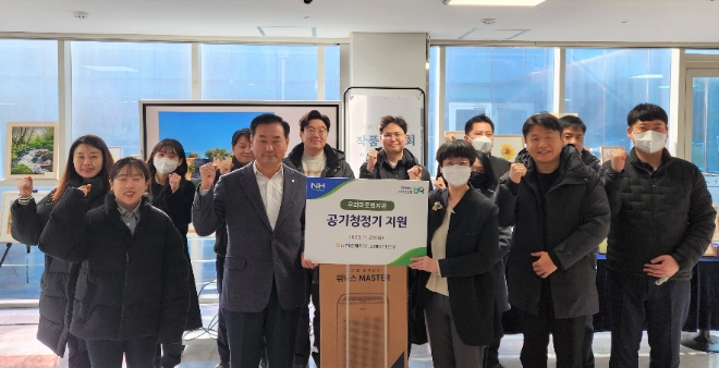 농협경제지주 소매체인본부 임직원 10여 명은 지난 28일 '우리마포복지관'을 방문해 사랑의 봉사활동을 진행했다. / 사진=농협경제지주 제공