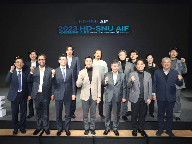 정기선 HD현대 부회장(첫줄 왼쪽에서 네 번째), 홍유석 서울대학교 공대학장(첫줄 오른쪽에서 세 번째) 등 포럼 참석자들이 기념 촬영을 하고 있다. / 사진=HD현대 제공