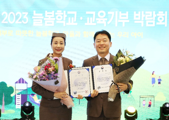 아시아나항공은 자사 교육기부 봉사단이 30일 일산 킨텍스에서 개최된 2023년 ‘제12회 대한민국 교육기부 대상’에서 개인부문 영예의 대상에 올랐다고 밝혔다. 사진은 이날 일산 킨텍스에서 열린 '제 12회 대한민국 교육기부대상'에서 아시아나항공 교육기부 봉사단의 (우측부터)이용주 선임기장과 현보영 부사무장이 개인부문 교육기부대상을 수상하는 모습. (사진 = 아시아나항공 제공)