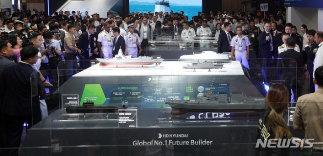 사진은 '2023 부산국제조선해양대제전'이 개막한 지난 6월 7일 부산 해운대구 벡스코 제1전시장 내 HD현대 부스를 찾은 내외빈들이 자체 개발 중인 차세대 한국형 구축함(KDDX)과 무인전력지휘통제함, 수출용 원해경비함(OPV) 등 차세대 함정 모형을 둘러보고 있는 모습. (사진 = 뉴시스)