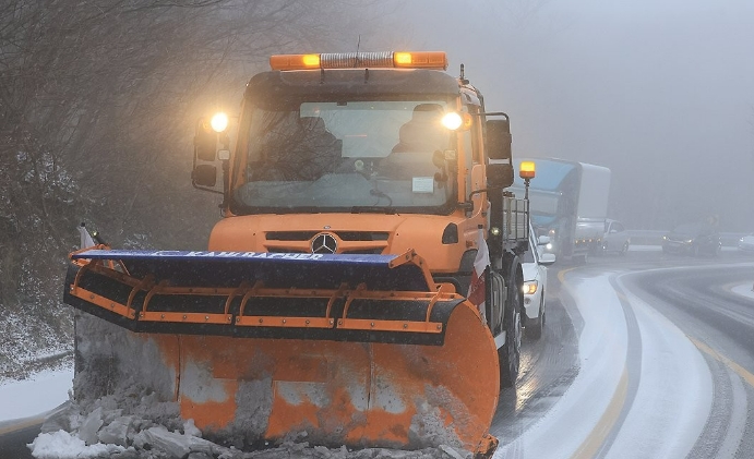 제주도 산간에 대설주의보가 내려진 30일 오전 제설차가 516도로 성판악 부근에서 눈을 치우고 있다.(사진=연합)