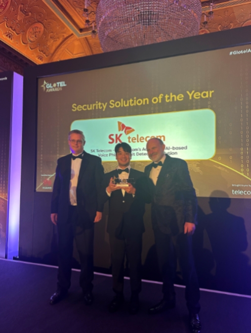 SK텔레콤(SKT)은 영국 런던에서 열린 ‘글로벌 텔레콤 어워드 2023’에서 이동통신 관련 기술력을 인정받아 7년 연속 수상의 영예를 안았다고 1일 밝혔다. 사진은 SKT 직원이 글로벌 텔레콤 어워드 시상식에서 수상 기념촬영을 하는 모습. (사진 = SKT 제공)