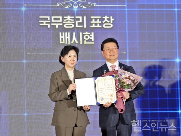 가톨릭대학교은평성모병원배시현병원장(오른쪽)이감염병관리유공국무총리표창을수상하고지영미질병관리청장과기념촬영을하고있다.