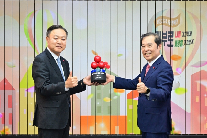 삼성은 1일 사회복지공동모금회 김병준 회장, 삼성사회공헌업무총괄 최영무 사장, 삼성전자 서준영·황준 사원대표 등이 참석한 가운데 서울 중구 소재 사회복지공동모금회 회관에서 연말 이웃사랑성금 전달식을 가졌다고 밝혔다. 사진은 삼성사회공헌업무총괄 최영무 사장(왼쪽)이 1일 서울 중구 사회복지공동모금회관에서 열린 연말 이웃사랑성금 전달식에 참석해 사회복지공동모금회 김병준 회장에게서 성금 기부에 대한 감사패를 받은 뒤 김 회장과 기념 촬영하고 있는 모습. (사진 = 삼성 제공)