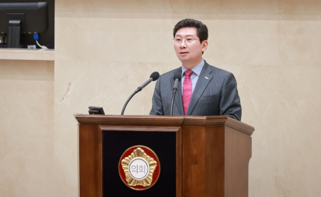 이상일 용인특례시장은 지난 30일 제277회 용인시의회 정례회의 시정연설을 통해 내년 시정방향을 설명하고 있다.(사진=용인시)