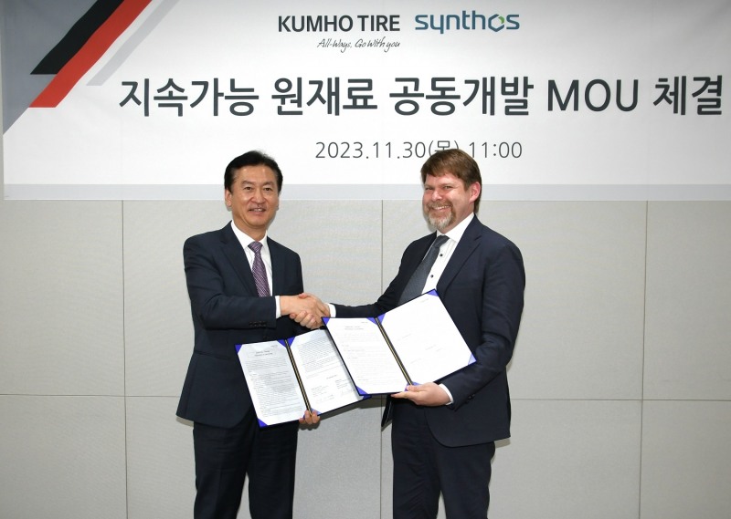 정일택 금호타이어대표이사(좌측)와말터 볼파르트(Malte Wohlfahrt)신토스 합성고무 부문 연구소장이MOU체결 행사에 참석하여 기념촬영을 하고 있다.(금호타이어제공)