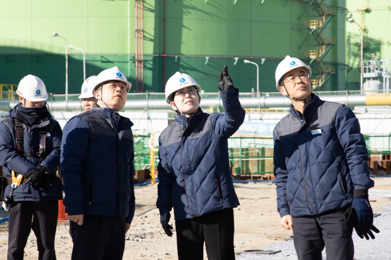 최연혜사장(사진중앙)이 인천 생산기지에서 천연가스 수급및 안전현황을 점검하고 있다.(사진=가스공사제공)
