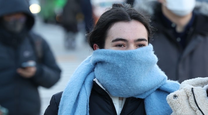 전국 대부분 지역의 기온이 영하권으로 떨어지며 추운 날씨를 보인 지난달 30일 오전 서울 종로구 광화문 사거리에서 두꺼운 외투 등 방한용품을 착용한 시민들이 발걸음을 재촉하고 있다.