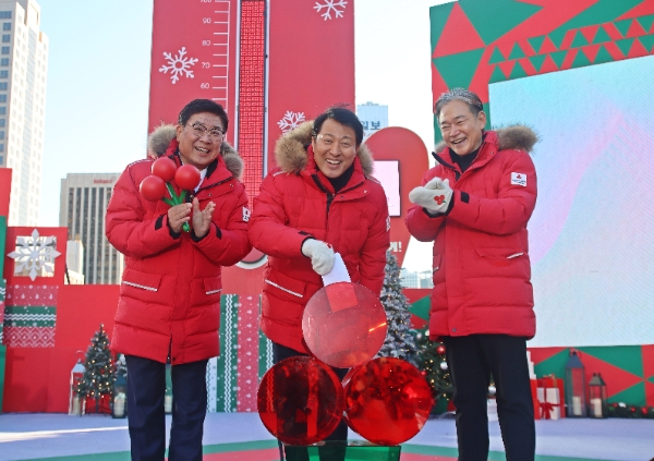 오세훈 서울시장이 서울 사랑의열매에 이웃돕기성금을 전달하고 있다.