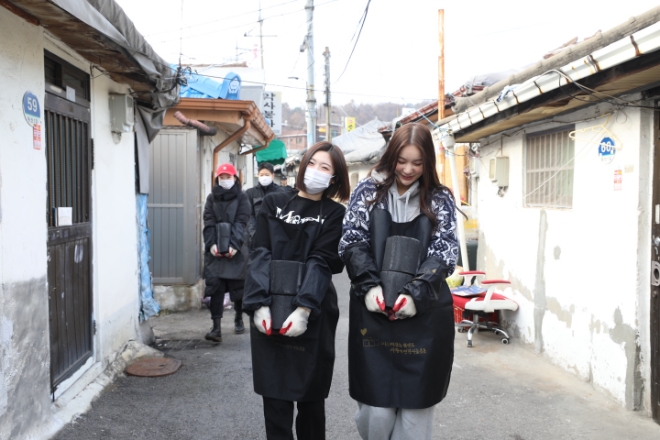 12월 2일 서울시 관악구 삼성동에서 제주항공 임직원들이 연탄을 나르고 있다. / 사진=제주항공 제공