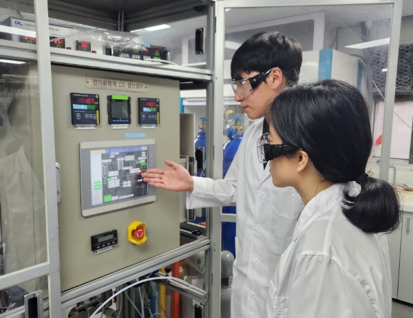 SK이노베이션 환경과학기술원 연구진이 ‘이원자 촉매 기술’로 일산화탄소 전환 실증을 하고 있다. / 사진=SK이노베이션 제공