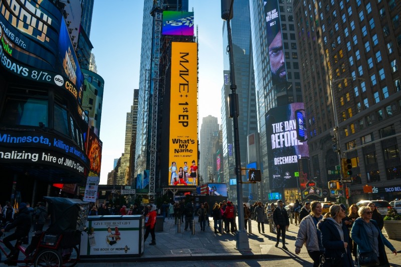 MAVE: (메이브), 美 뉴욕 타임스퀘어 등판…‘글로벌 프리미엄 존재감’