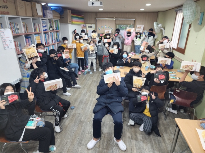 2023년도 '한끼의 울림' 캠페인으로 특식을 선물받은 '경기 광주 샬롬 지역아동센터' 어린이들이 기념사진을 촬영하고 있다. / 사진=CJ나눔재단 제공