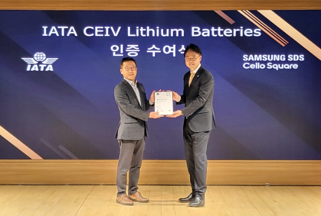 좌측부터 삼성SDS 오구일 물류사업부장(부사장), IATA 김백재 한국지사장이 기념 촬영을 하고 있다. / 사진=삼성SDS 제공