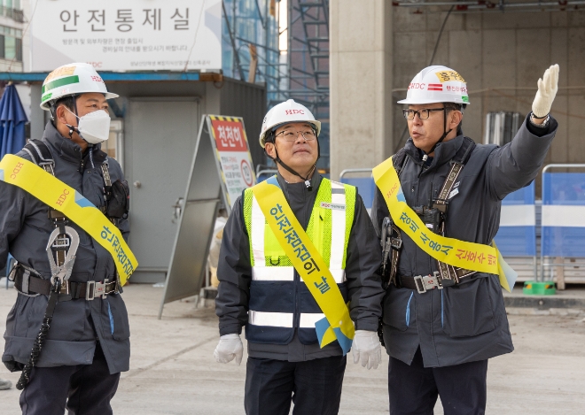 4일 김회언 HDC현대산업개발 대표이사(가운데)는 성남산단재생 복합지식산업센터 현장을 방문해 동절기를 대비한 화재와 질식 예방 특별 안전점검을 주관했다. / 사진=HDC현대산업개발 제공