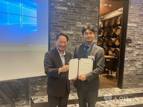 ‘제52차바이오나노메디신쌀롱’에서발표를마친자이메드박상민대표(오른쪽)(자이메드제공)