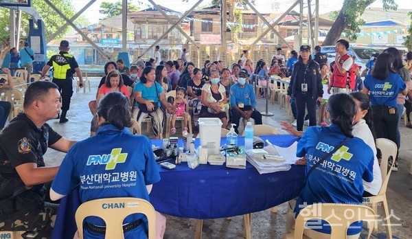 필리핀라푸라푸마을주민들을대상으로의료진들이진료를하고있다.